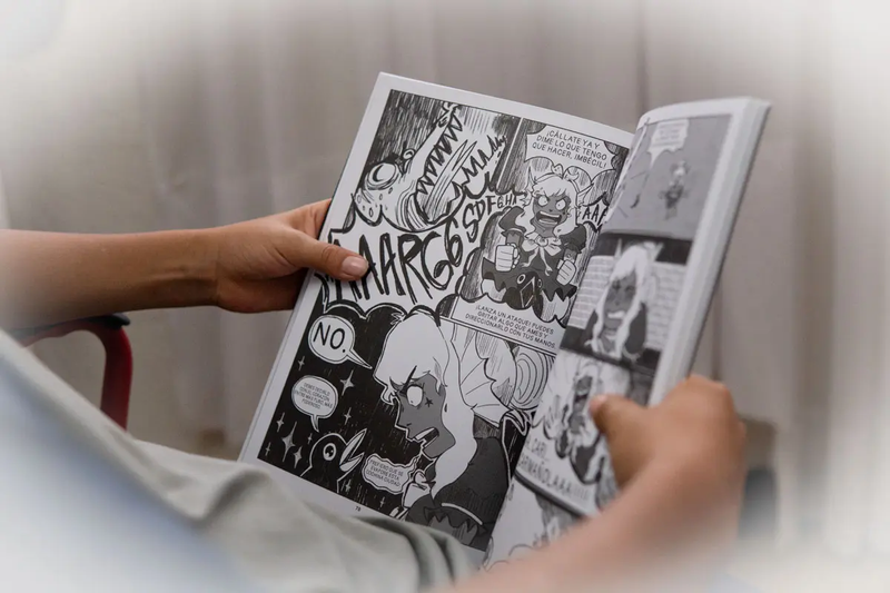 Revista Mapaná abierta en uno de sus cómics