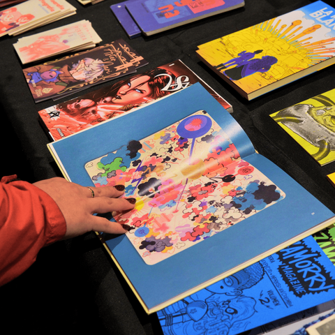 Mesa de cómics plano detalle