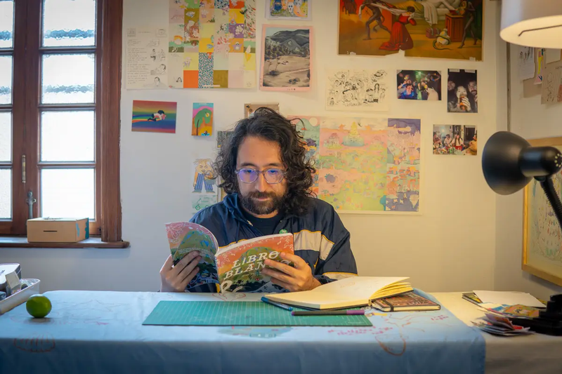 Yeidi leyendo libro blanco