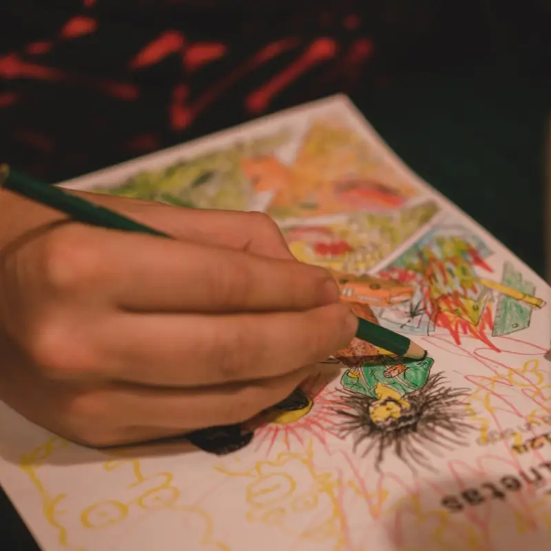 Mano_coloreando_entrevinetas